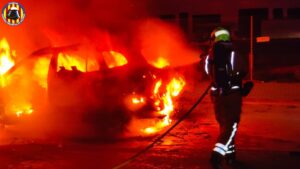 Incendio de un vehículo en un área de servicio de Catarroja